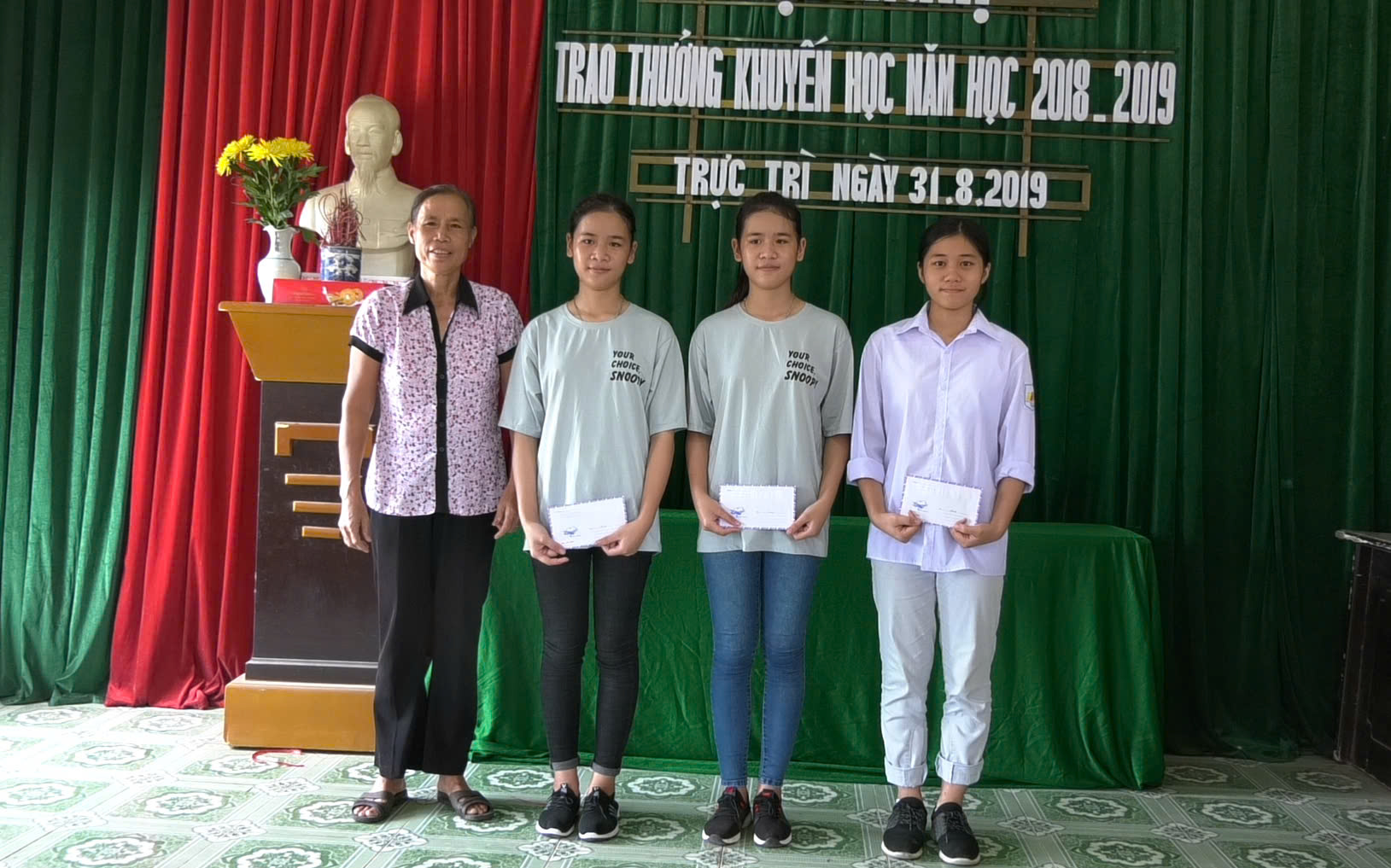 Chi hội khuyến học làng Trực Trì trao thưởng khuyến học