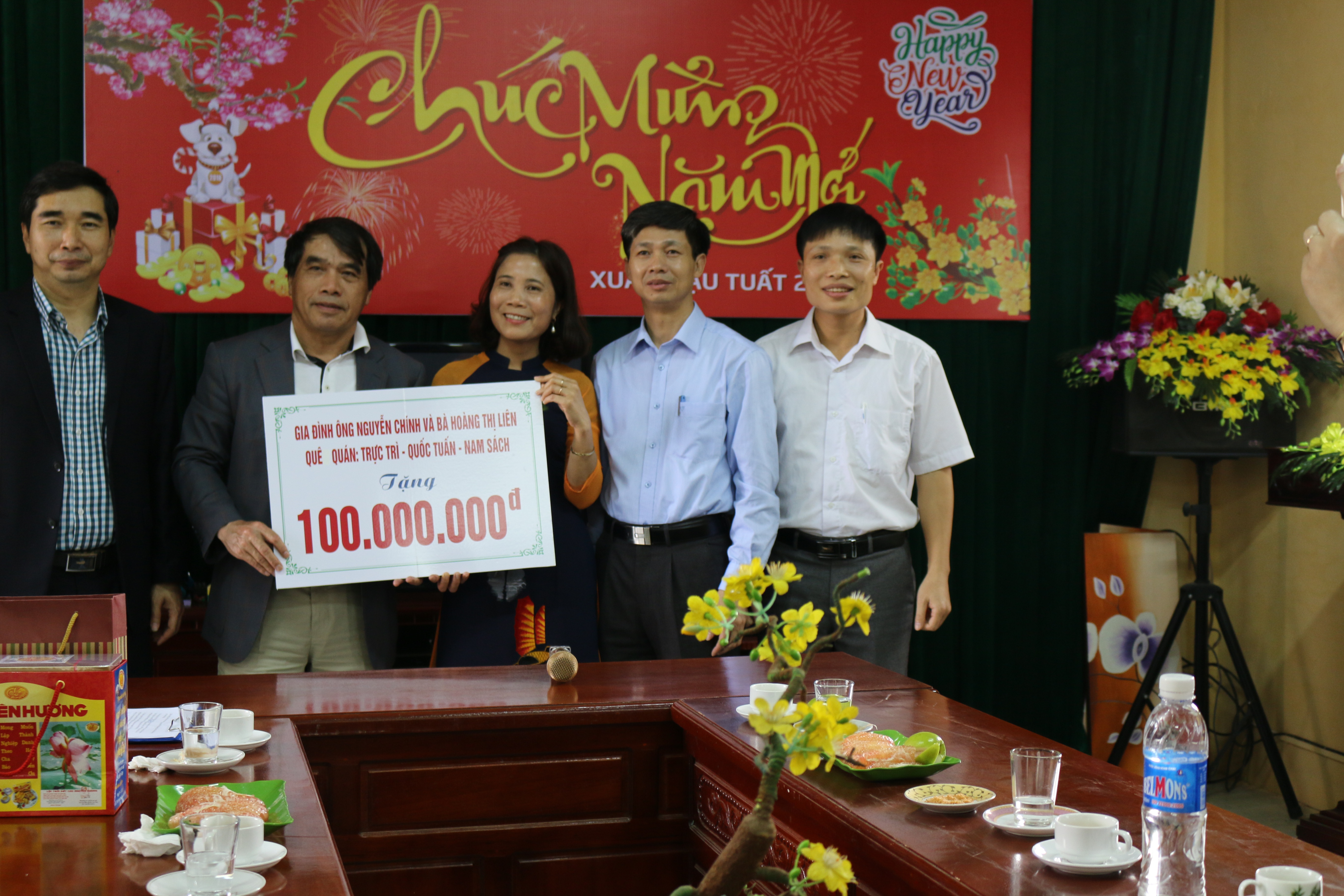Ông Nguyễn Chính trao tiền ủng hộ quỹ khuyến học “Hoa Trạng Nguyên” trường THCS Nguyễn Trãi Nam Sách